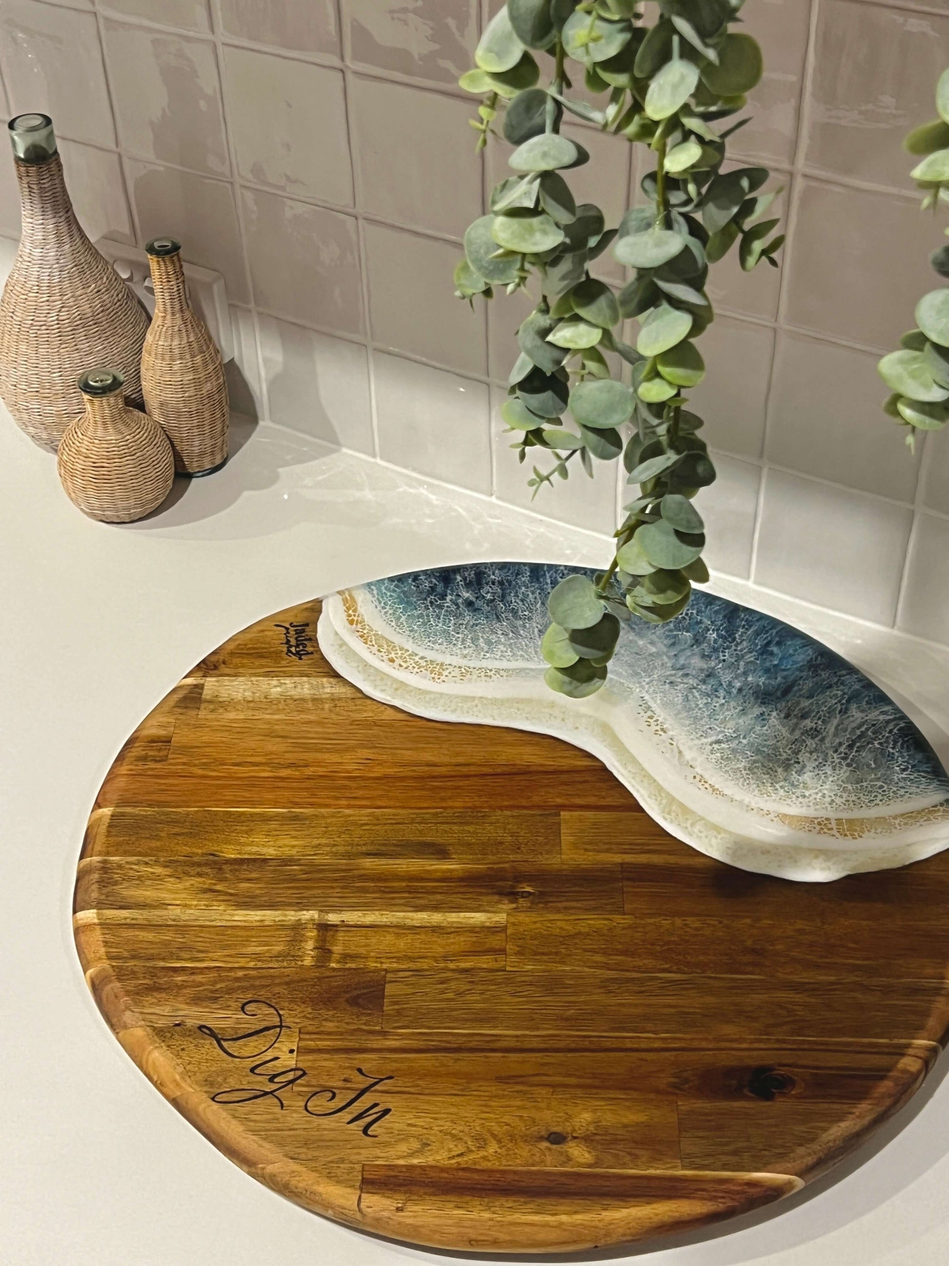 Charcuterie, Cheeseboard, Cheese, Platter, Gifting, Engraving, Personalised, Gift, Handmade, Resin, Ocean-Art, Resin-Waves, the-fifth-design, made-to-order - resin-cheeseboard, resin-gift, resin-art, resin-platter, resin-charcuterie, resin-serving-platter